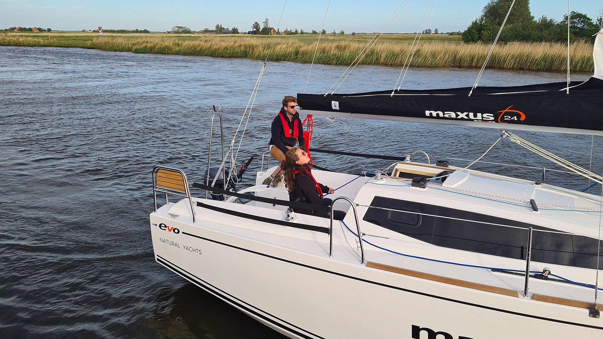 1. Hoora recreation - Karussell-Kabinenboote Maxus Evo 24