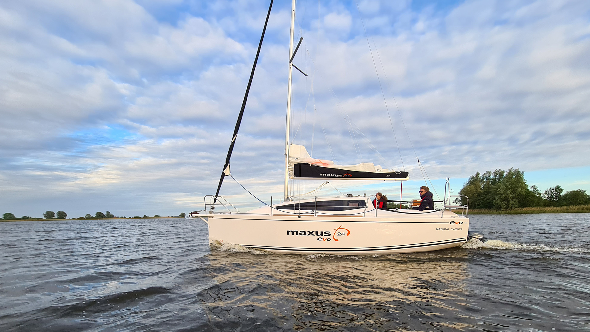 2. Hoora recreation - Karussell-Kabinenboote Maxus Evo 24