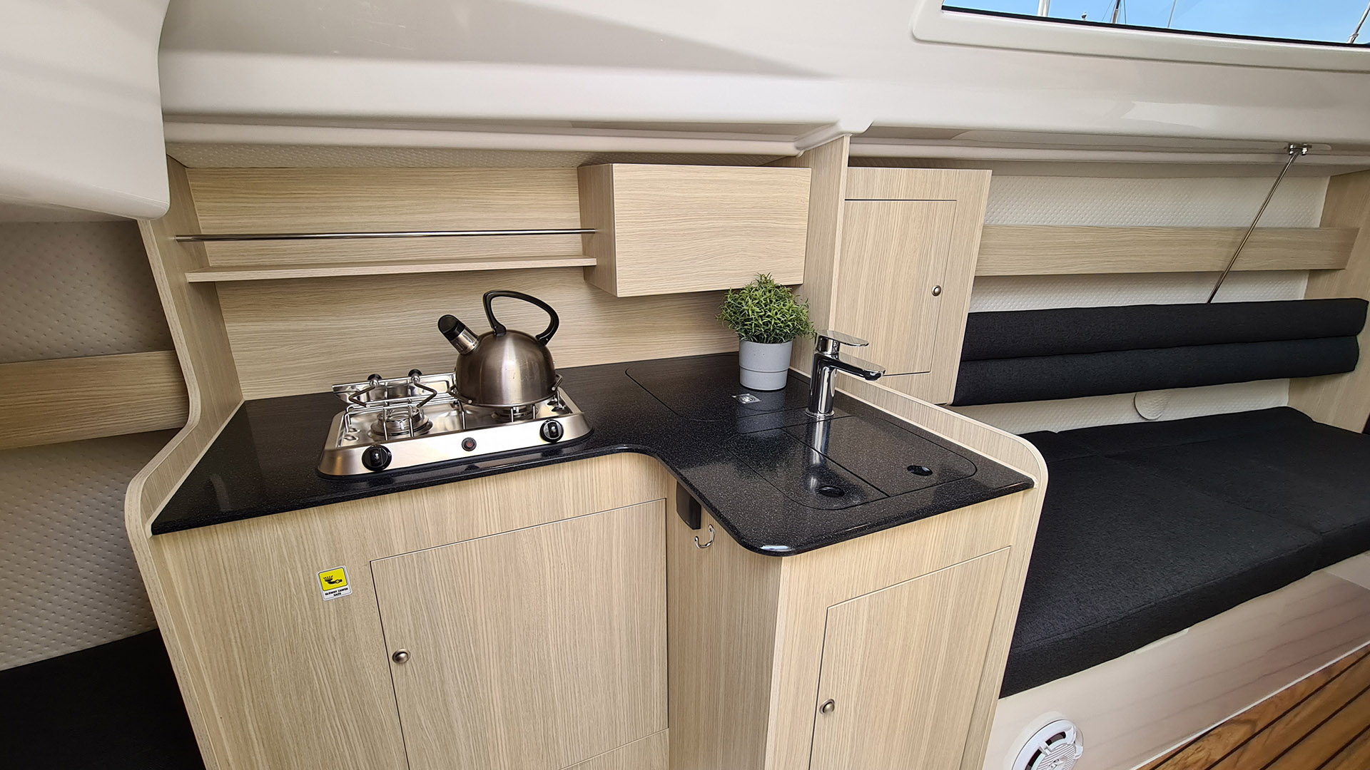 7. Hoora recreation - Karussell-Kabinenboote Maxus Evo 24