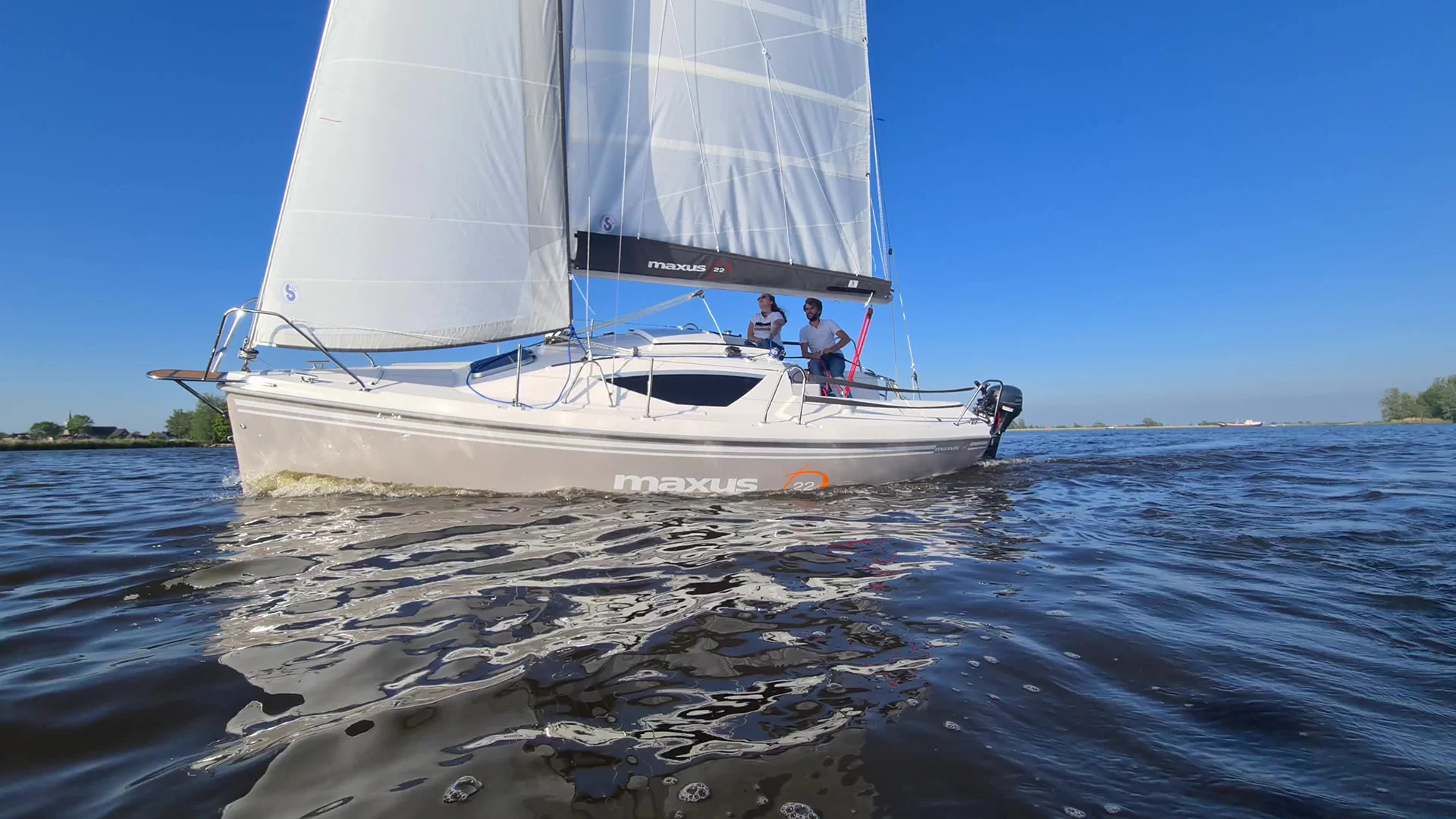 Hoora recreation cabin boat Maxus 22
